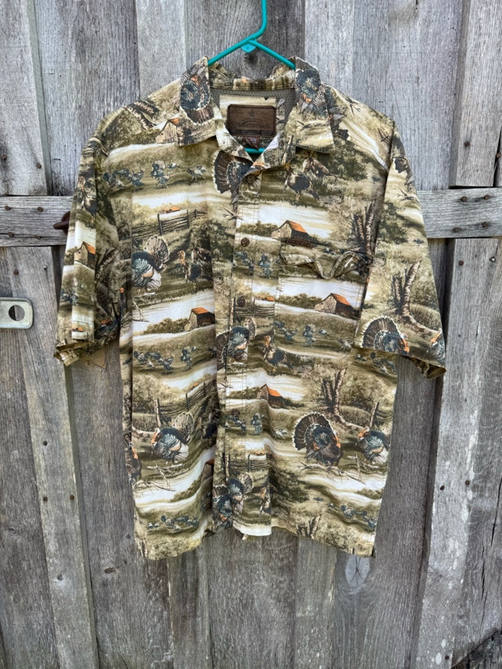 Legendary Whitetail men’s short sleeve button down shirt size L. Turkeys